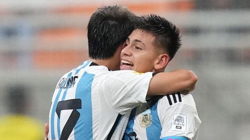 Jogadores da Argentina comemoram gol sobre o Brasil na Copa do Mundo Sub-17