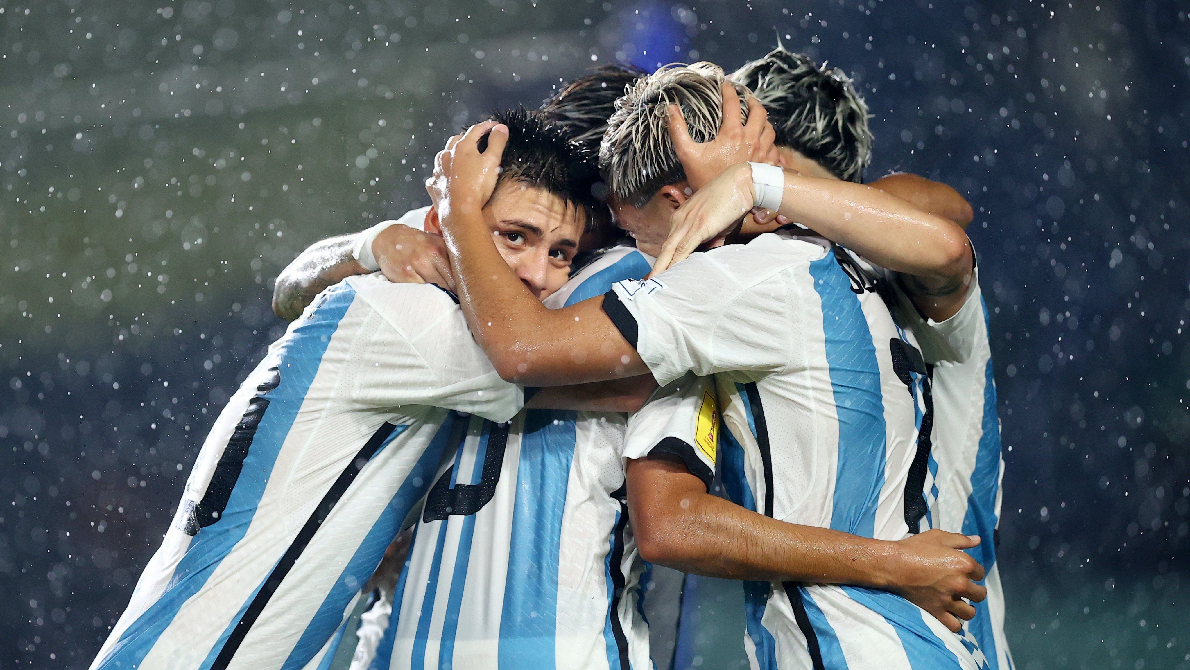 Jogadores da Argentina comemoram gol na vitória sobre a Venezuela