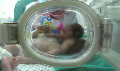 Bebês prematuros e em “condições críticas” são tratados no Egito após deixar Gaza