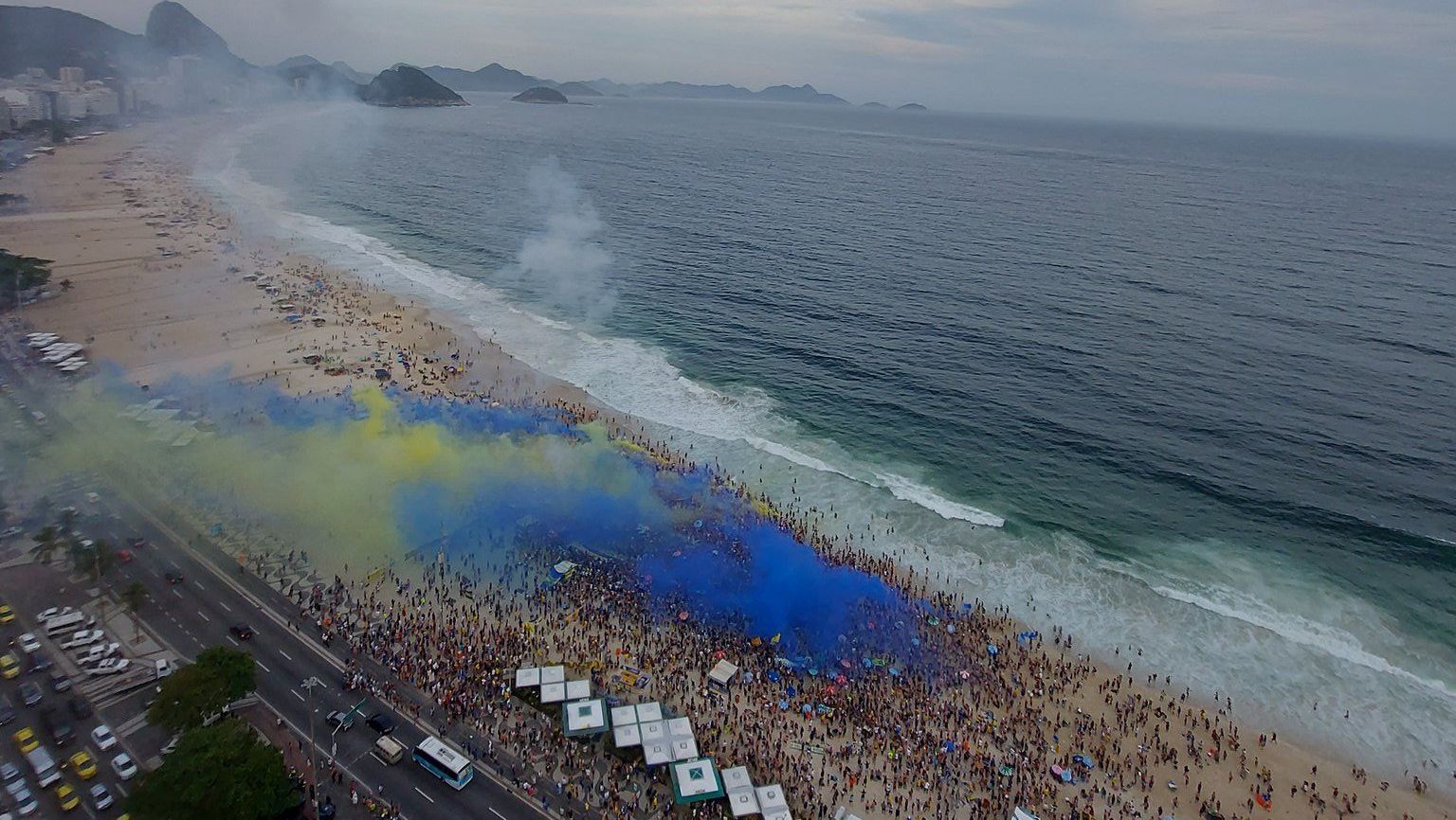 Torcedores do Boca Juniors fazem festa na praia de Copacabana
