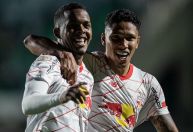 Bragantino bate o Goiás e coloca pressão no Botafogo, líder do Brasileiro