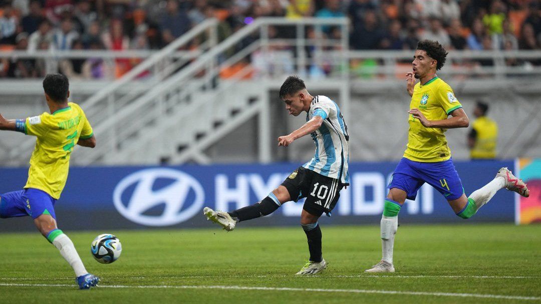 Echeverri foi o destaque da vitória argentina sobre o Brasil na Copa do Mundo Sub-17