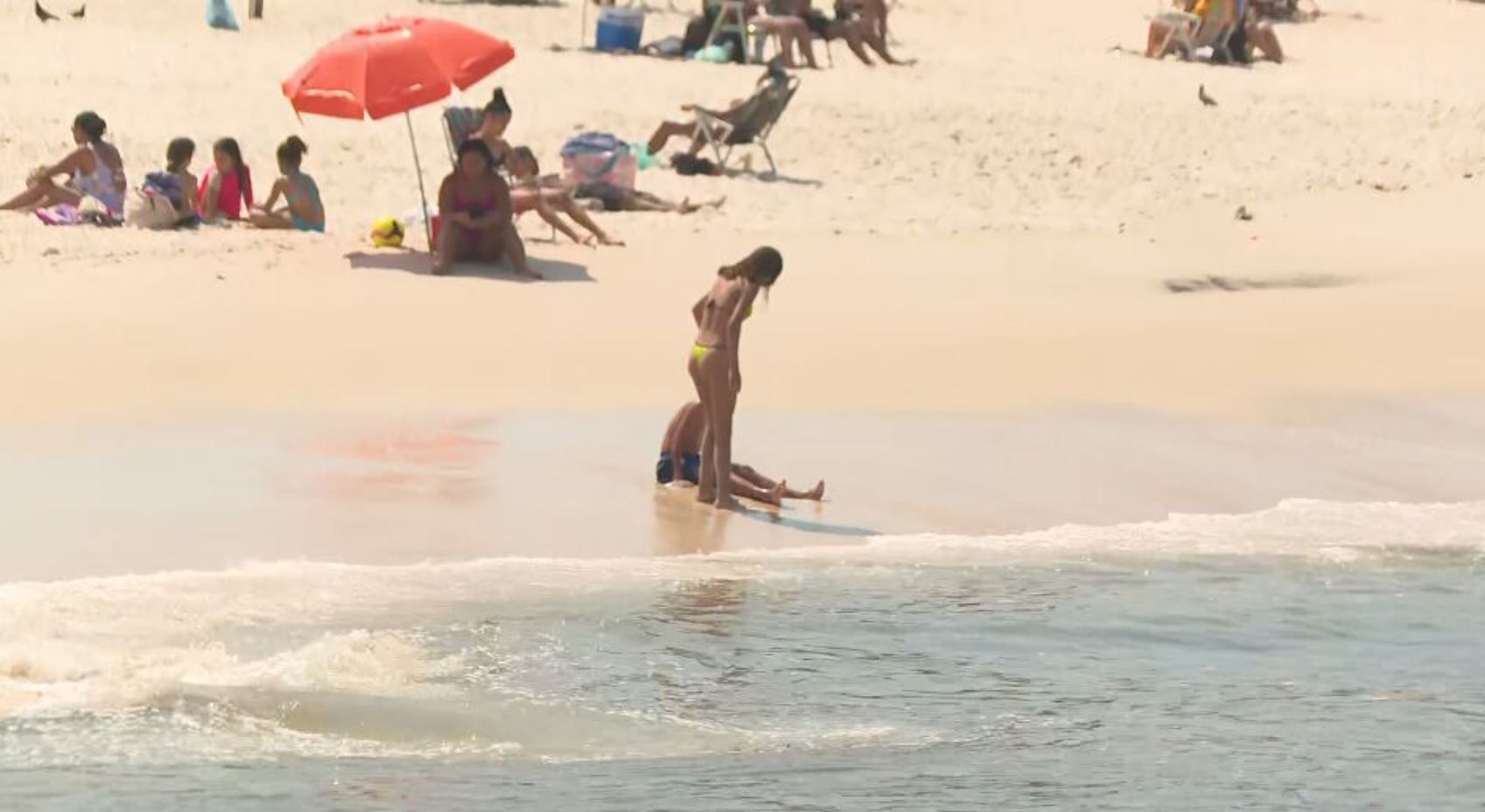 Cariocas curtem a praia durante dia de calor extremo no Rio de Janeiro