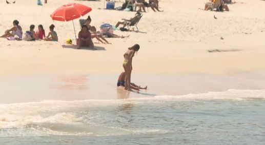 Cariocas curtem a praia durante dia de calor extremo no Rio de Janeiro
