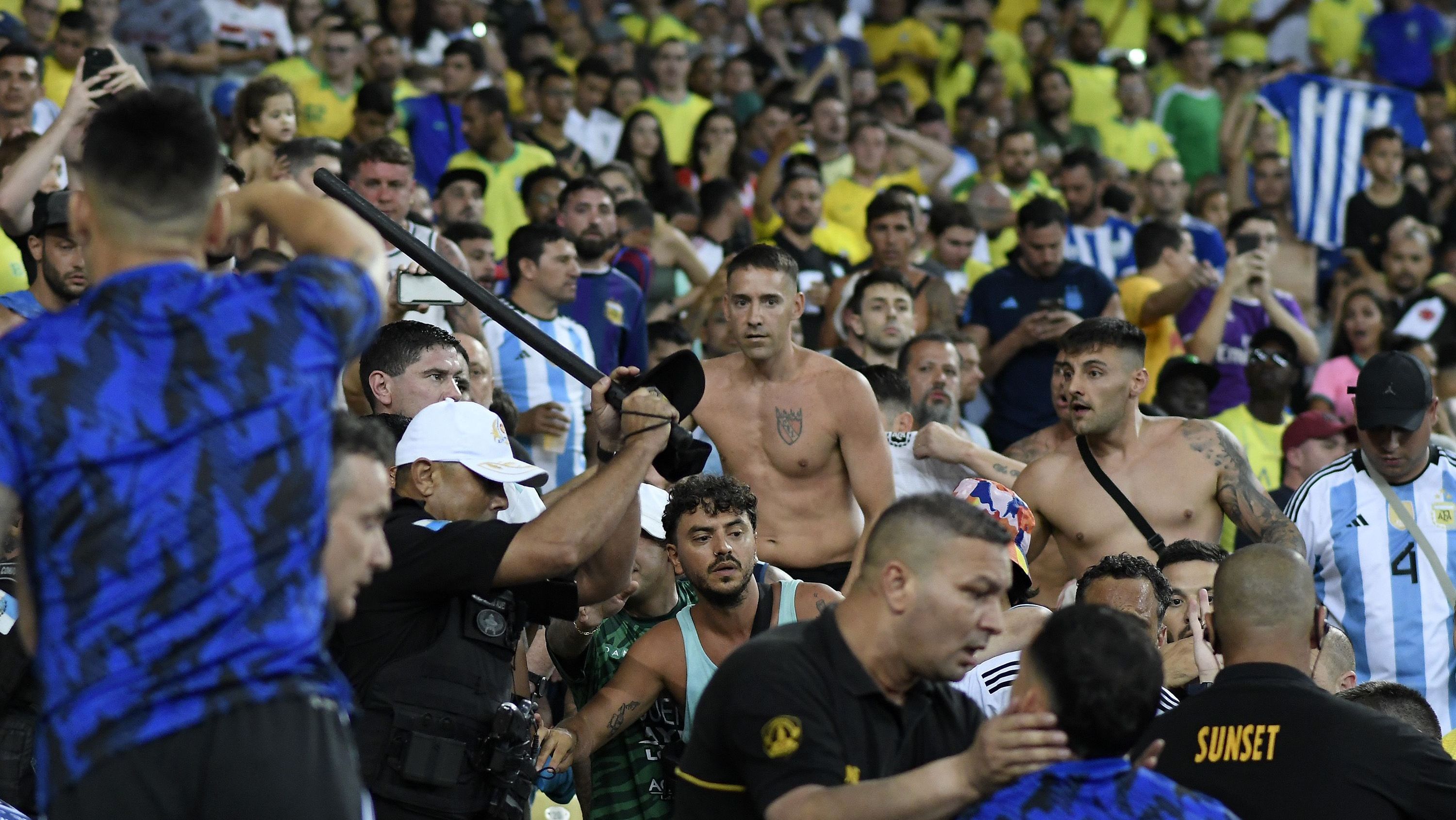 Policiais usam cassetetes contra torcedores argentinos na arquibancada no Maracanã