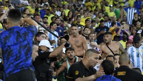 Policiais usam cassetetes contra torcedores argentinos na arquibancada no Maracanã