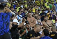 Pancadaria no Maracanã atrasa Brasil x Argentina; veja imagens