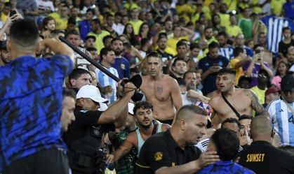 Policiais usam cassetetes contra torcedores argentinos na arquibancada no Maracanã