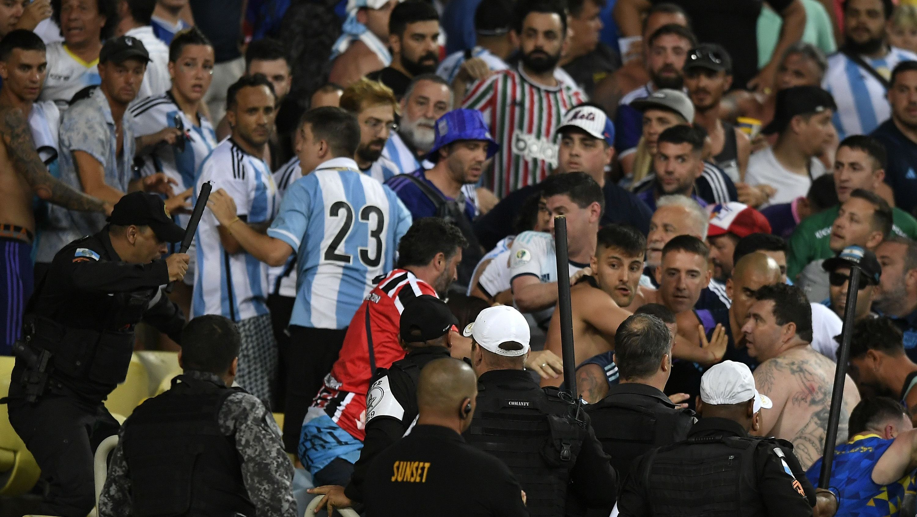 Confusão entre policiais militares e torcedores de Brasil e Argentina no Maracanã