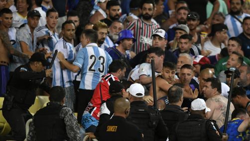 Confusão entre policiais militares e torcedores de Brasil e Argentina no Maracanã