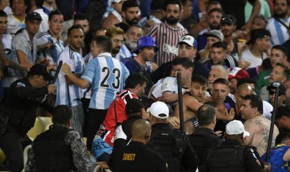 Confusão entre policiais militares e torcedores de Brasil e Argentina no Maracanã