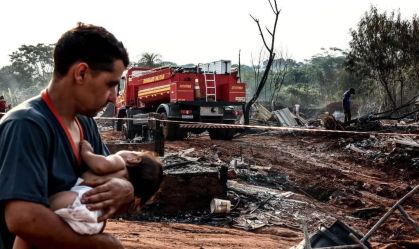Incêndio em favela de Campo Grande (MS) destrói dezenas de casas