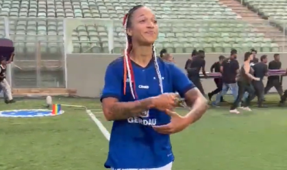 Artilheira do Cruzeiro provoca Atlético-MG e "joga milho" após vitória e título