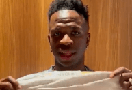 Vídeo: Vini Jr promete camisa a torcedora que foi “roubada” em jogo do Real Madrid