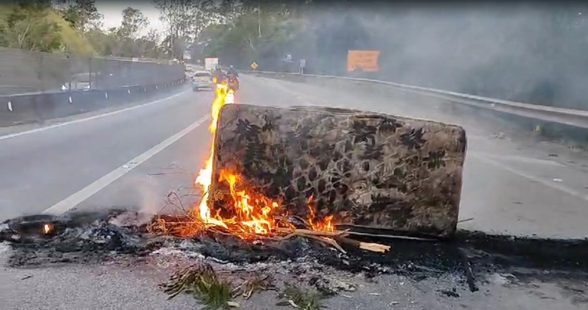 Manifestantes queimam objetos em protesto contra falta de energia na rodovia Raposo Tavares