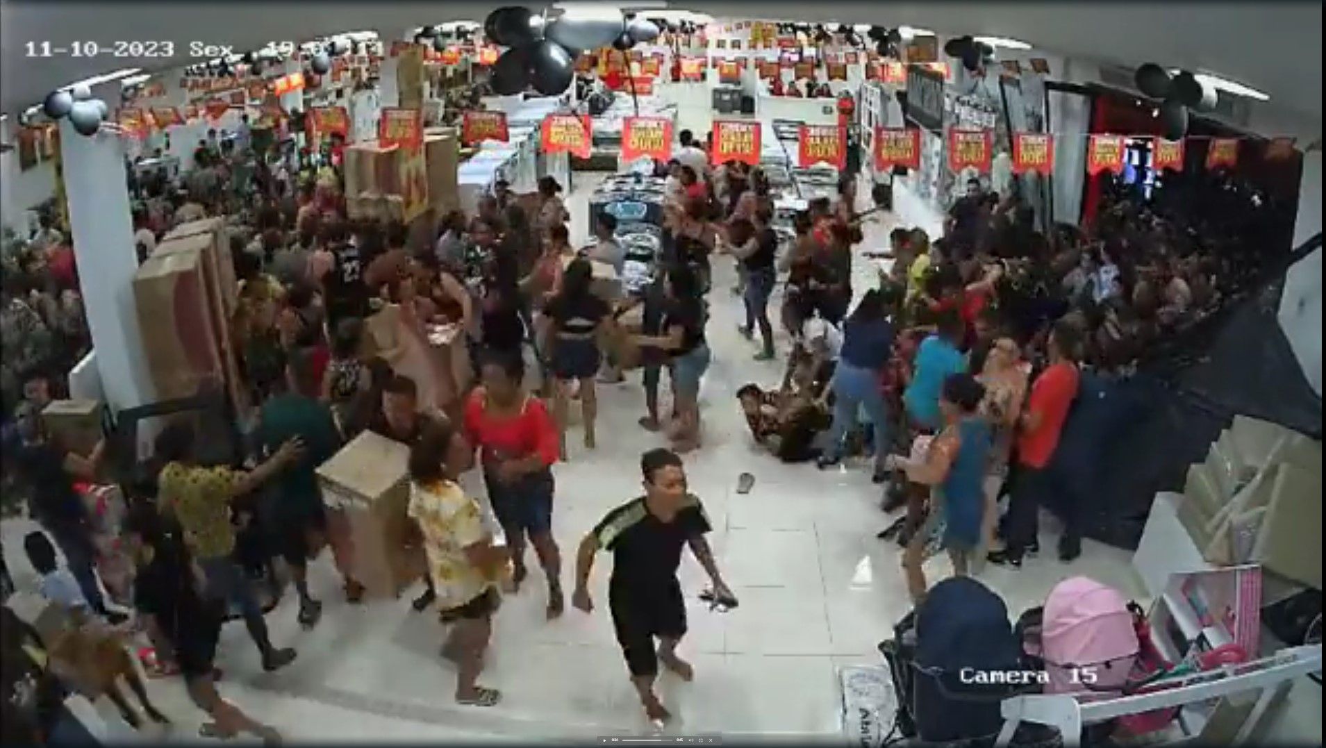 Imagem de câmera de segurança mostra o momento da confusão em loja de eletrônicos em Macapá