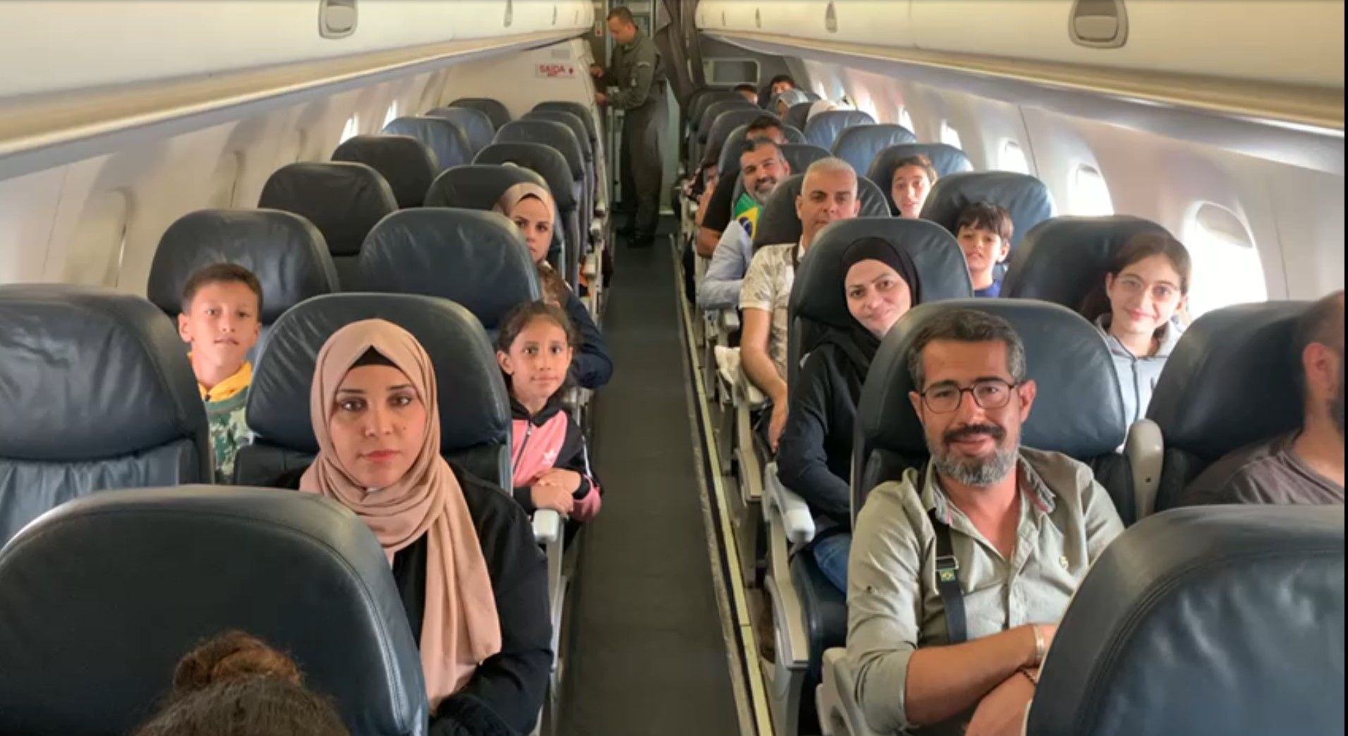 Imagem dos brasileiros repatriados de Gaza dentro de avião da FAB