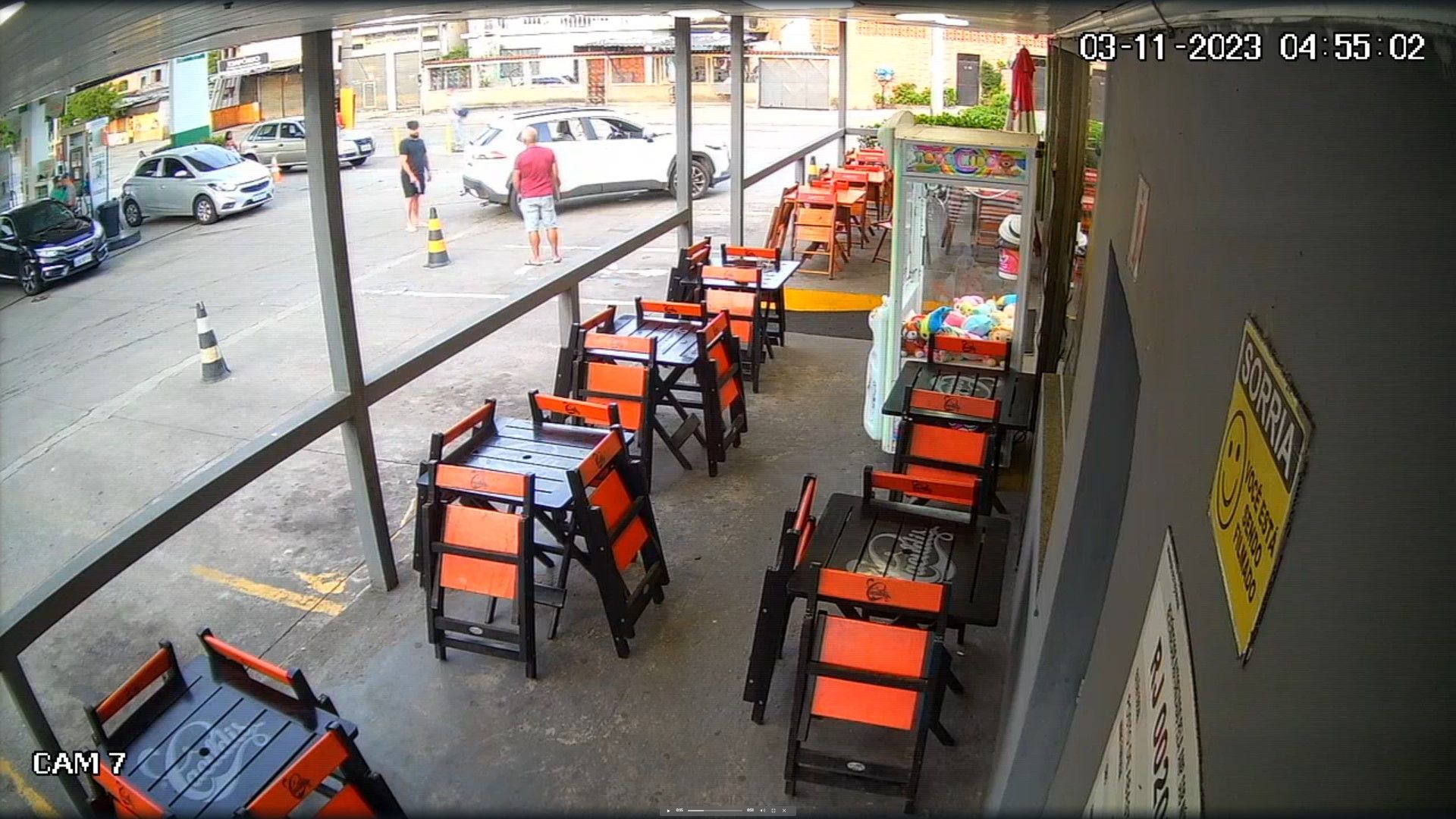 Homem de roupa preta atirou na vítima após discussão por causa de máquina de ursinho de pelúcia