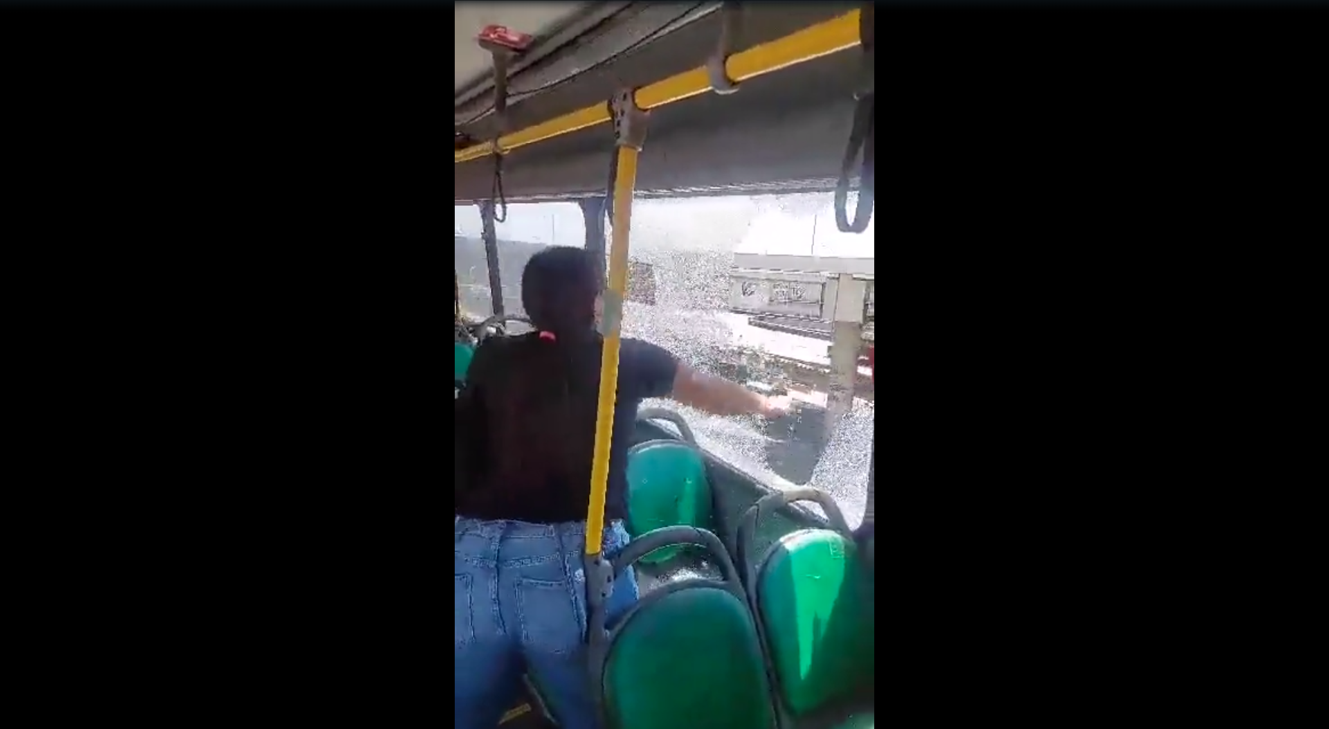 Imagens que circularam nas redes sociais mostram o momento em que a mulher quebra o vidro após o filho passar mal de calor no RJ