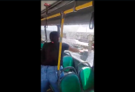 Vídeo: mãe quebra vidro de ônibus após filho passar mal de calor no Rio
