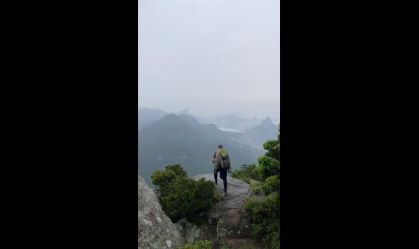 Vídeo: mulher filma o momento em que guia turístico é atingido por raio no Rio