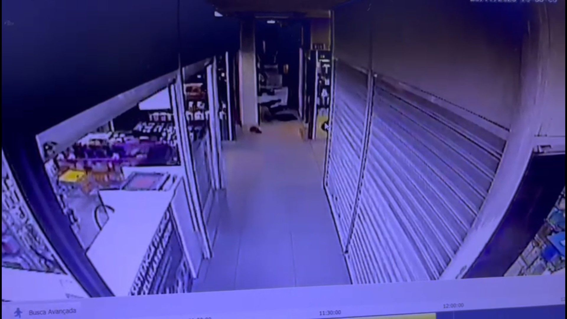 Câmera de monitoramento registrou o momento em que as vítimas foram baleadas em shopping de Cuiabá
