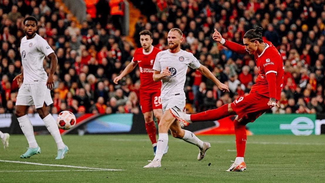 Liverpool e Touluse em campo na Europa League, em Anfield