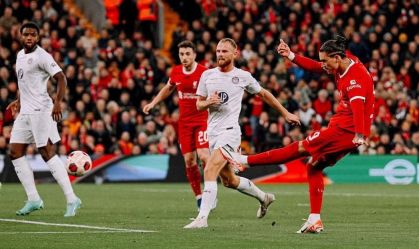 Liverpool e Touluse em campo na Europa League, em Anfield