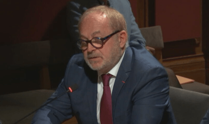 Senador francês é detido por suspeita de drogar mulher para agressão sexual