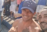 Ex-volante do Cruzeiro estava na torcida em jogo com confusão generalizada