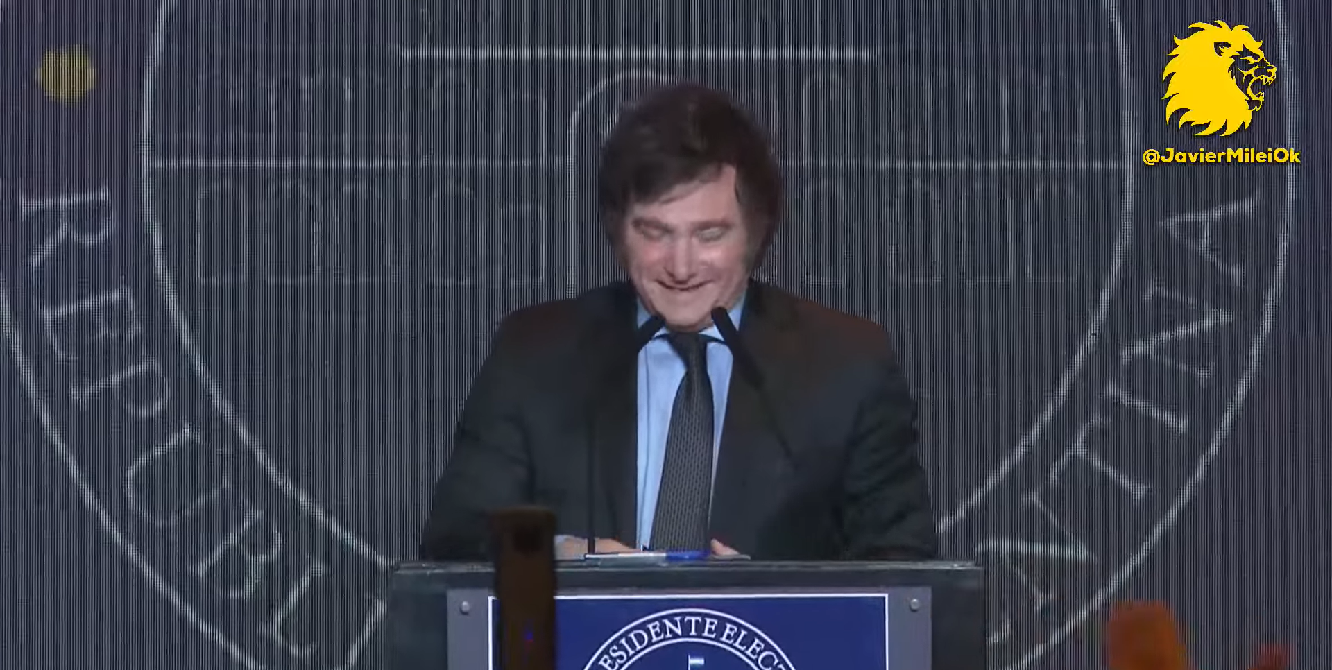 Javier Milei discursa após ser eleito presidente da Argentina neste domingo (19)