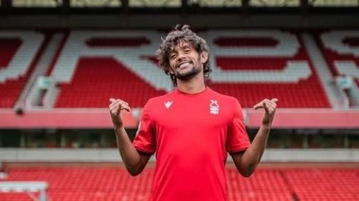 Gustavo Scarpa com a camisa do Nottingham Forest