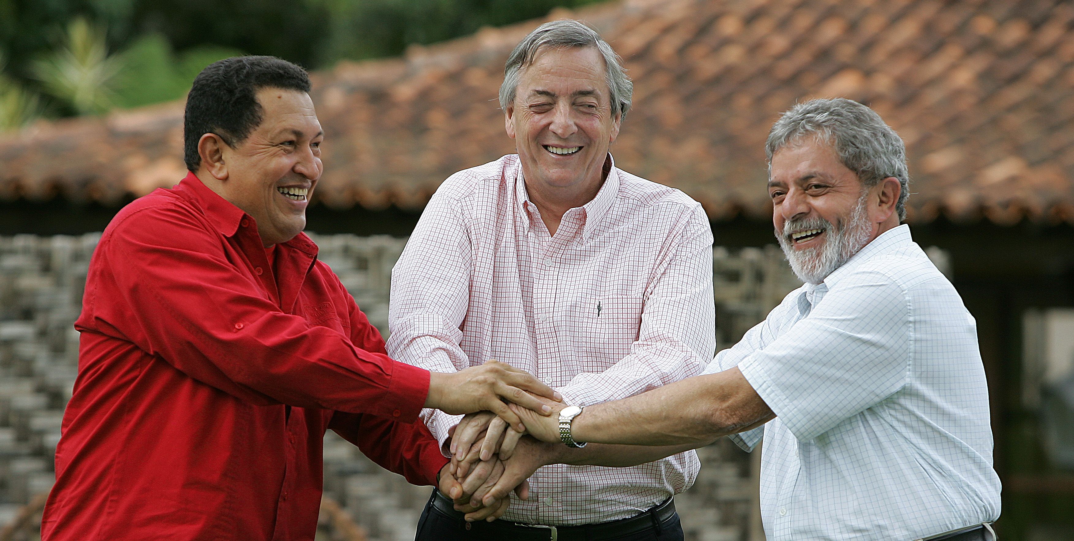 Néstor Kirchner (no meio) e os presidentes Hugo Chávez, da Venezuela, e Luiz Inácio Lula da Silva, do Brasil, em um encontro de 2006 em Brasília / Foto: Ricardo Stuckert/PR