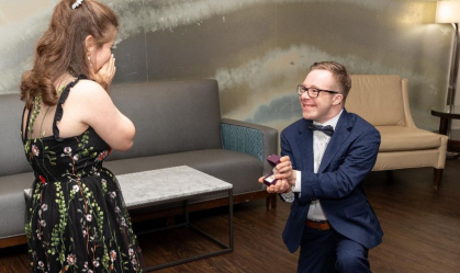 Casal com síndrome de Down encanta seguidores com pedido de casamento