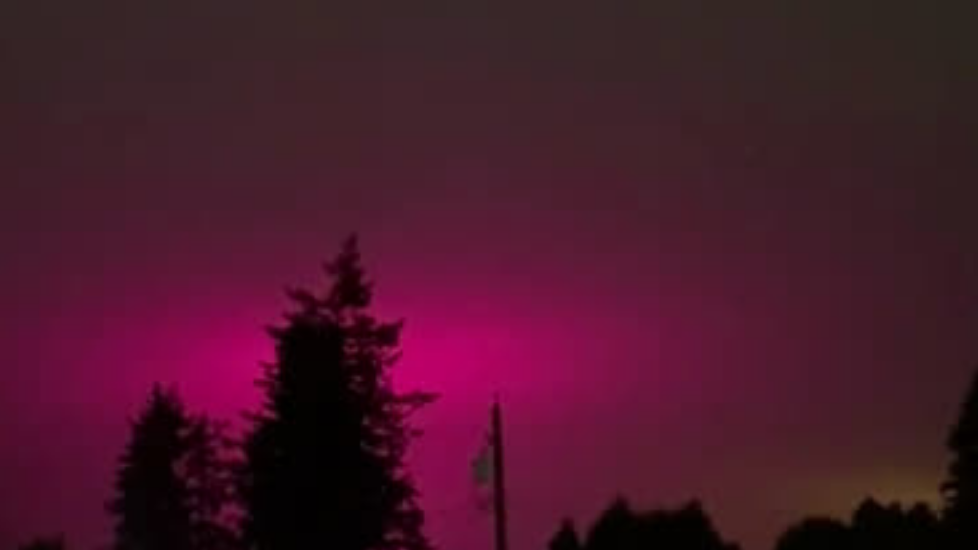 Moradores registram "céu rosa" no Canadá