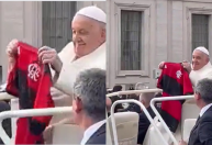 Vídeo: Papa Francisco é presenteado com uma camisa do Flamengo por torcedor