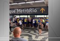 Torcidas de Fluminense e Boca Juniors brigam dentro de estação do metrô no Rio