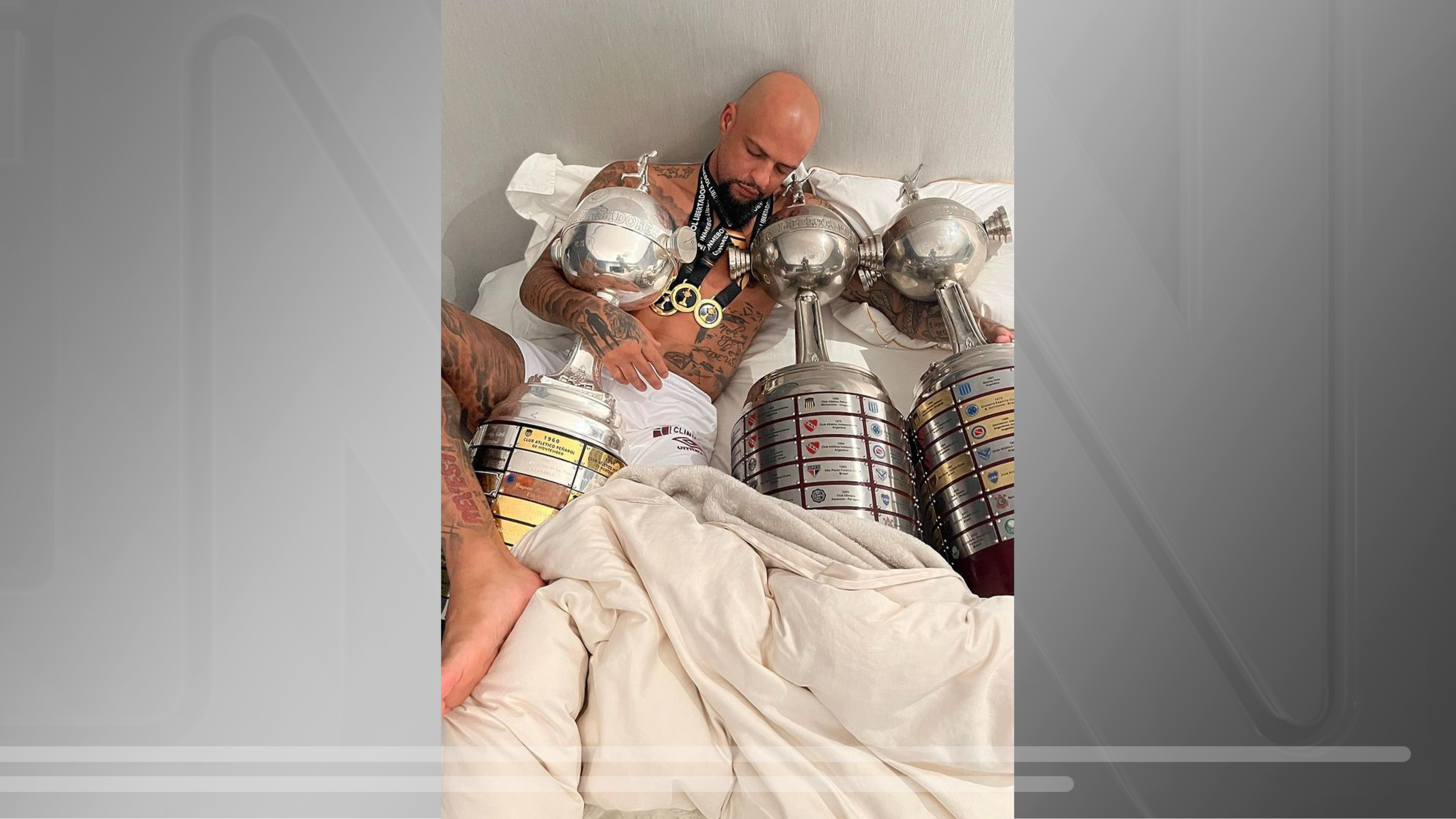 Felipe Melo abraçado com taças da Libertadores