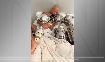 Felipe Melo abraçado com taças da Libertadores