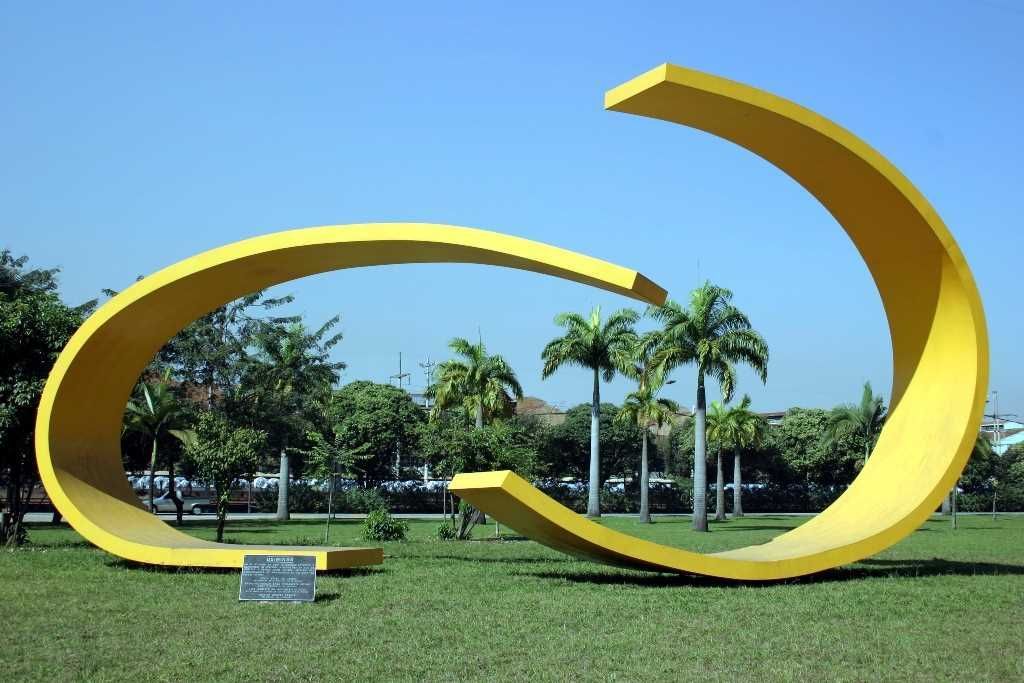 Escultura de Tomie Othtake em homenagem aos 40 anos da Usiminas, em Ipatinga (MG) / Prefeitura de Ipatinga