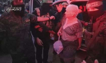 Hamas divulga vídeo mostrando entrega de reféns a funcionários da Cruz Vermelha