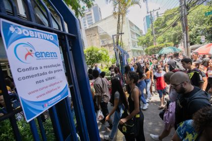 Chegada de pais e alunos para primeiro dia de provas do Exame Nacional do Ensino Médio (Enem) em uma universidade da zona sul de São Paulo, na manhã deste domingo