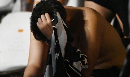 Torcedor do Botafogo cabisbaixo após a derrota para o Grêmio