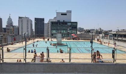 Piscina cheia na região central de São Paulo
