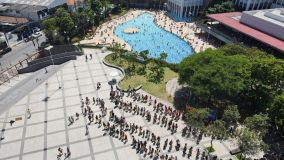 Pessoas aguardam em fila para acessar a piscina do Sesc Belenzinho, zona leste de São Paulo