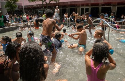 Pessoas aproveitam mais um dia de sol e calor na piscina do Sesc Belenzinho, zona leste de São Paulo