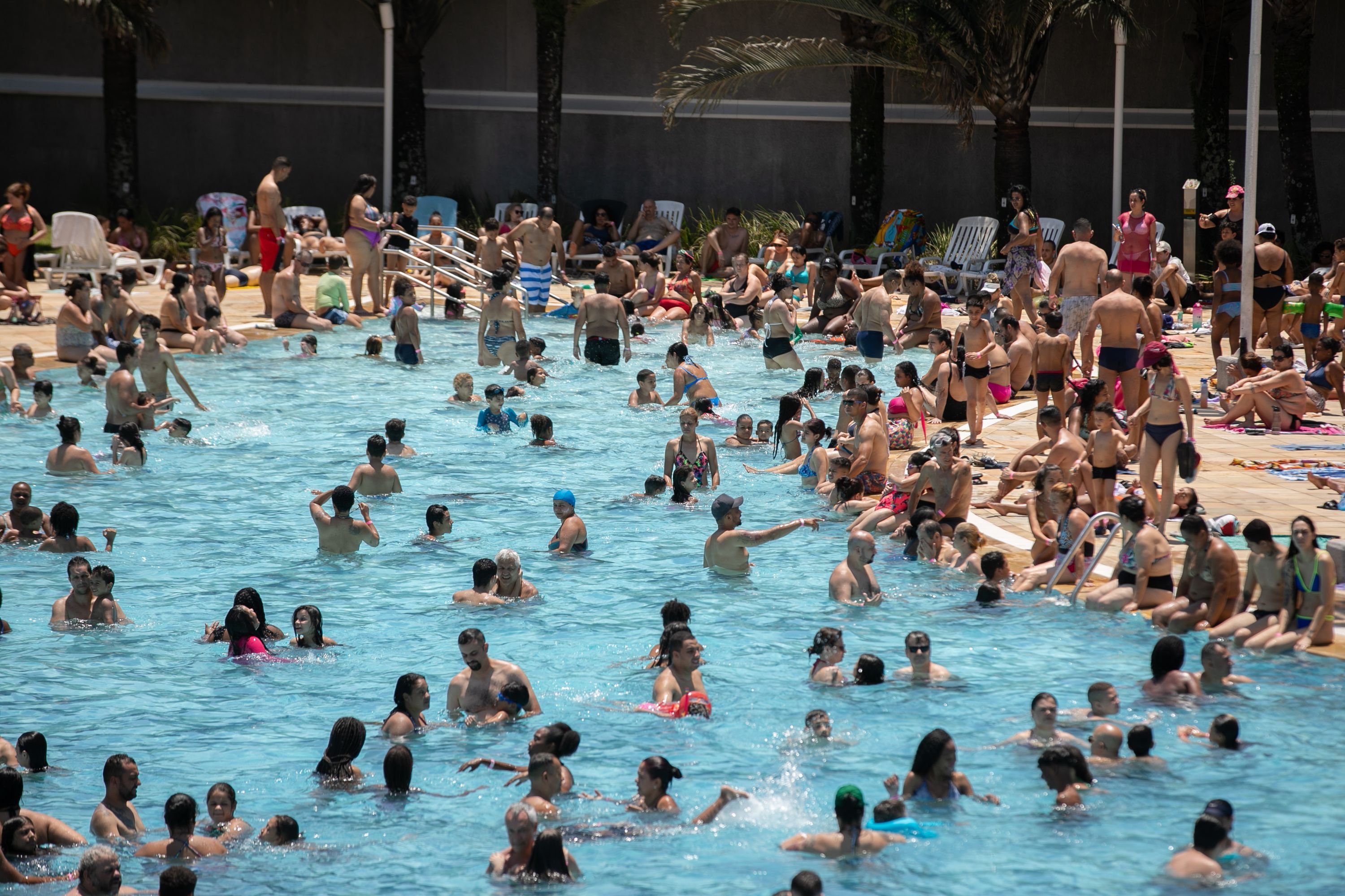 População lota piscina no Sesc Belenzinho, na zona leste de São Paulo, em dia de forte calor na capital paulista