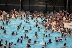 População lota piscina no Sesc Belenzinho, na zona leste de São Paulo, em dia de forte calor na capital paulista