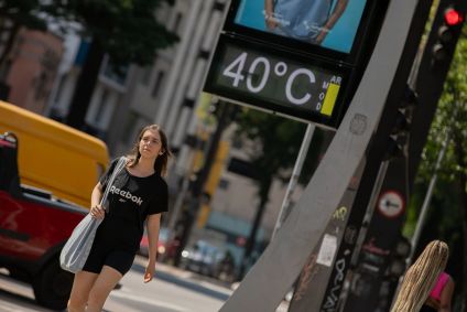 Pedestres enfrentam forte calor na altura do Viaduto Santa Generosa, zona sul de São Paulo