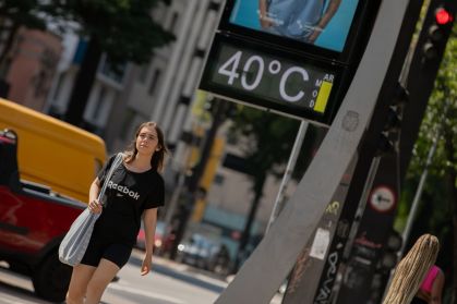 Pedestres enfrentam forte calor na altura do Viaduto Santa Generosa, zona sul de São Paulo